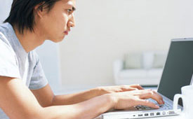 ノートパソコンを操作する男性の授業風景