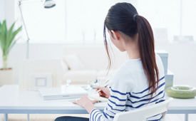 ノートパソコンを操作する女性の授業風景